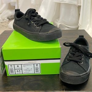 Cariuma Oca Low black canvas shoes